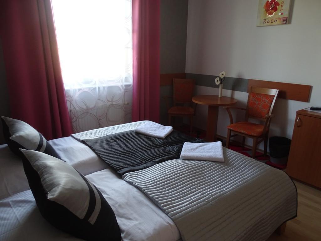 Hotel Rose Břeclav Extérieur photo