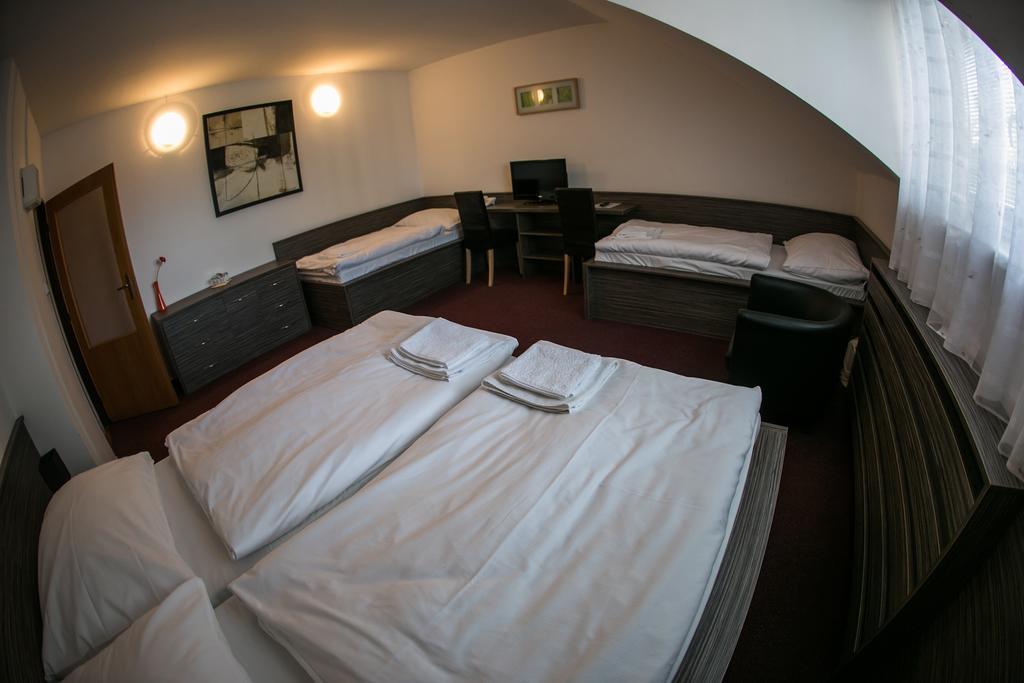 Hotel Rose Břeclav Extérieur photo
