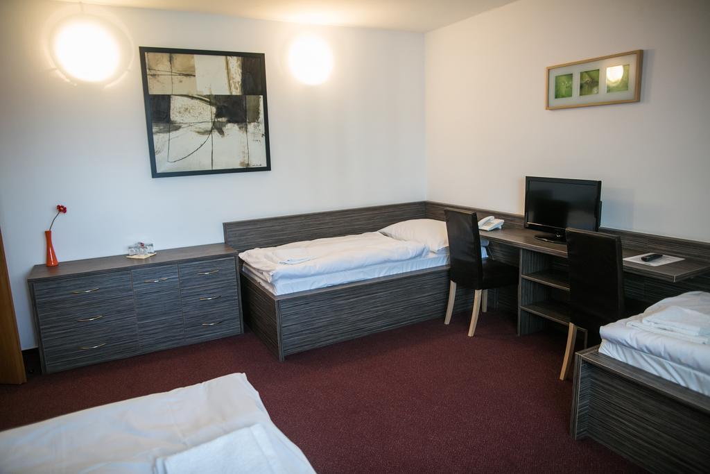 Hotel Rose Břeclav Extérieur photo