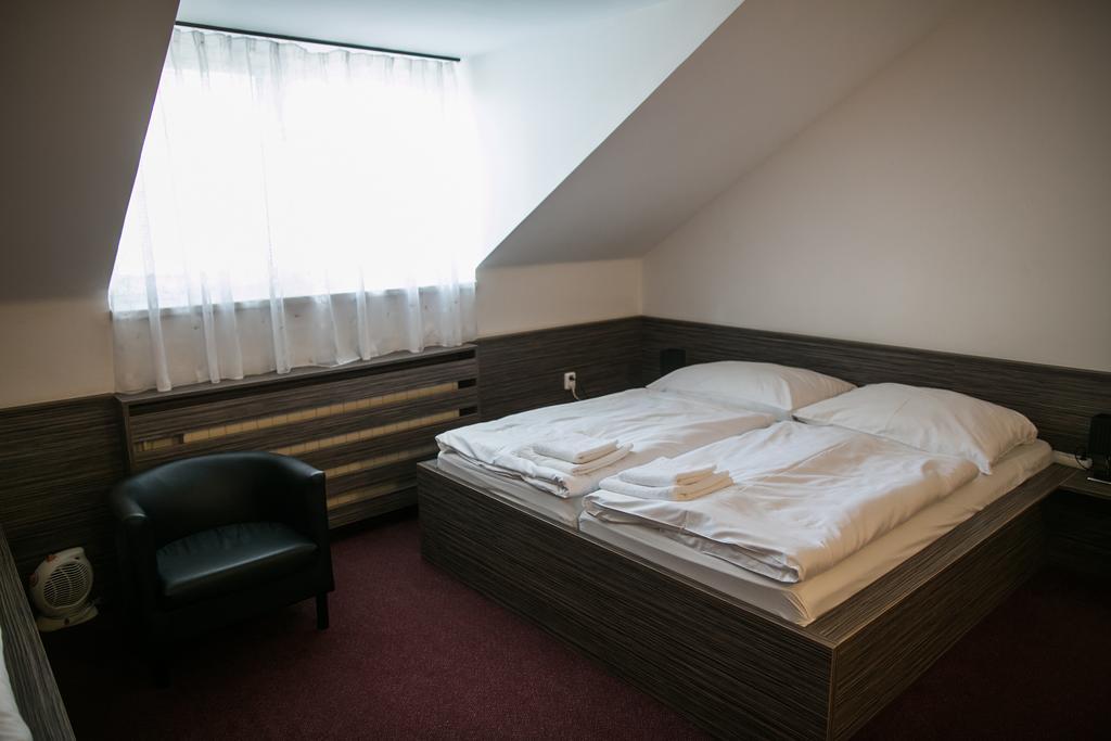 Hotel Rose Břeclav Extérieur photo