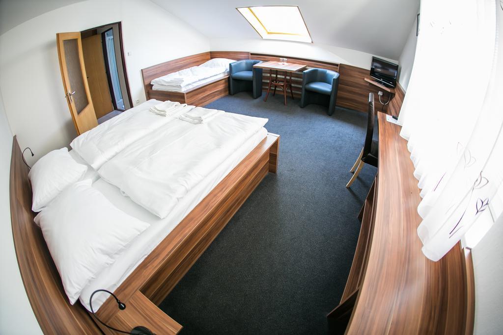 Hotel Rose Břeclav Extérieur photo