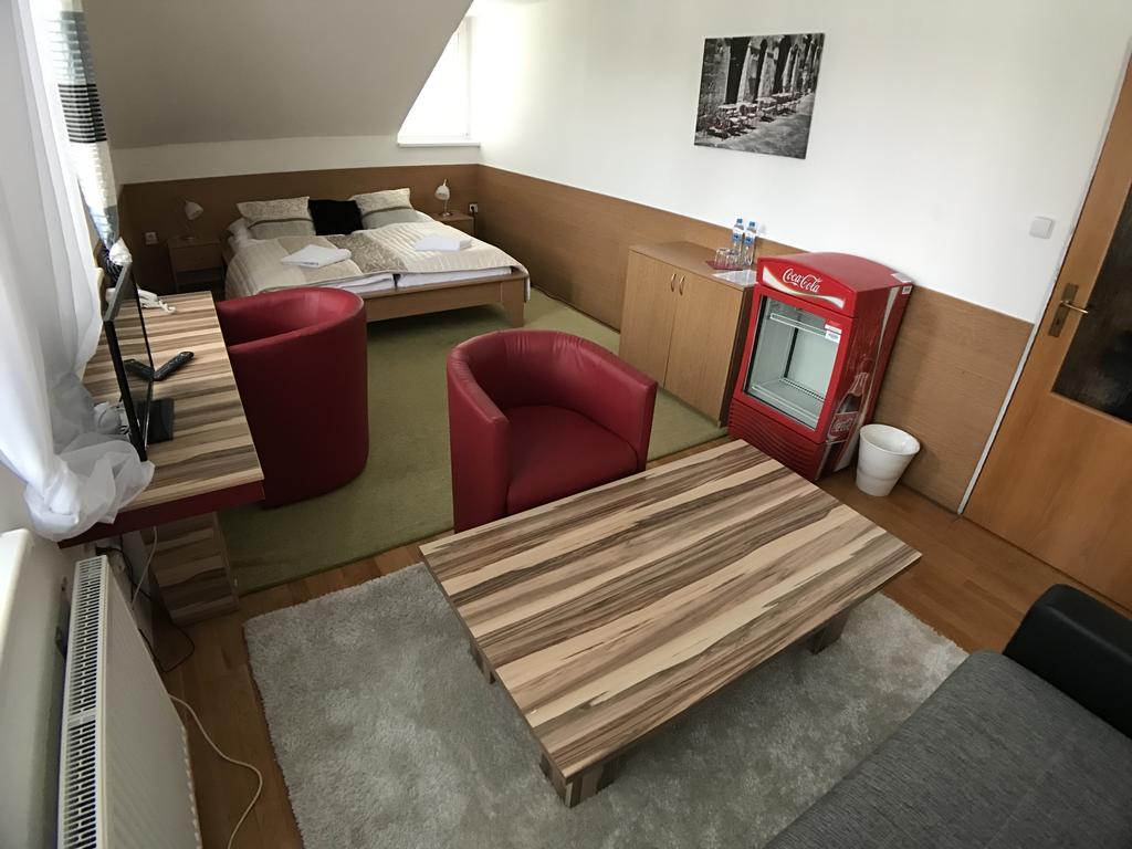 Hotel Rose Břeclav Extérieur photo