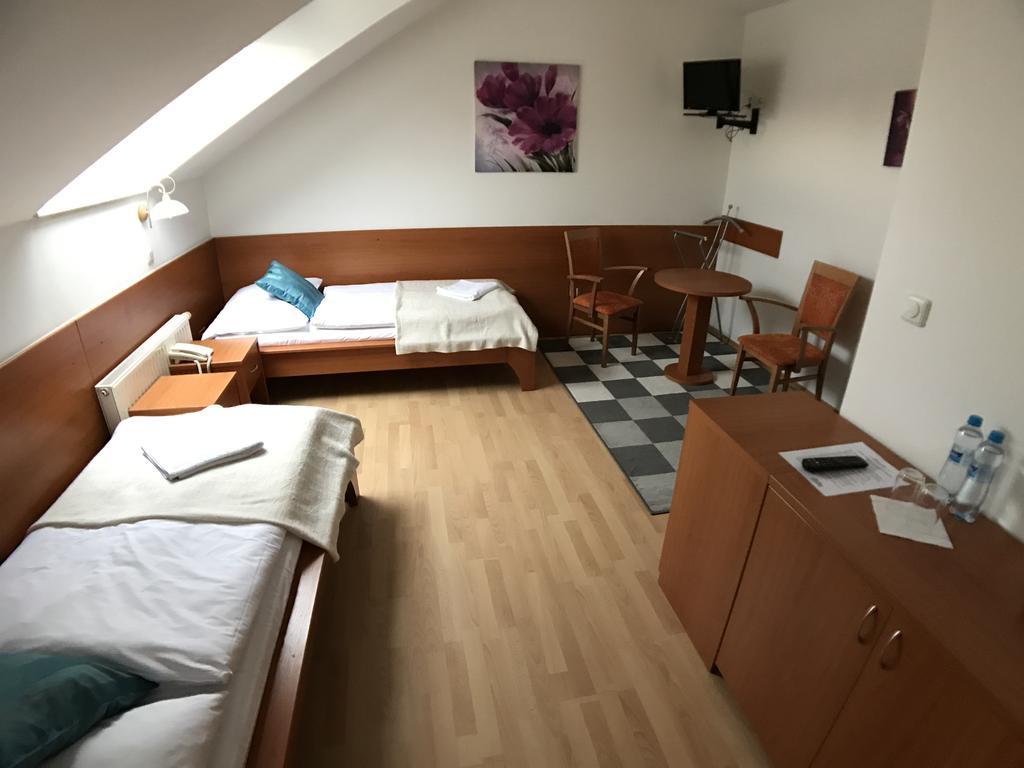 Hotel Rose Břeclav Extérieur photo