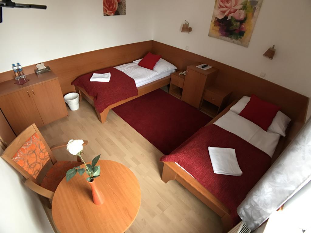 Hotel Rose Břeclav Extérieur photo