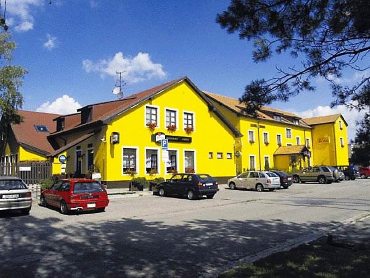 Hotel Rose Břeclav Extérieur photo
